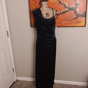 Night Way Collections Hunter Green Velet Formal Evening Gown Size 14